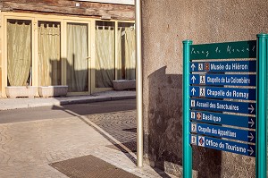 SIGNALISATION DES MONUMENTS DANS LA VILLE, PARAY-LE-MONIAL (71), FRANCE 