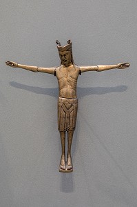 CHRIST EN CROIX COURONNE, ALLEMAGNE (?), XIIE EME SIECLE, FIN, BRONZE COULE, MUSEE DU HIERON, PARAY-LE-MONIAL (71), FRANCE