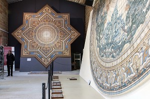 FRESQUE DE 1889 ET ROSACE DE 120 METRES CARRES PRESENTEE A L'EXPOSITION UNIVERSELLE DE 1900, MUSEE PAUL CHARNOZ, CARRELAGE CERAMIQUE D'ART, PARAY-LE-MONIAL (71), FRANCE 
