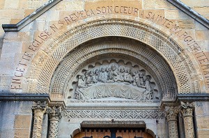 LA CENE SUR LE PORTAIL D'ENTREE DE LA CHAPELLE DU MONASTERE DE LA VISITATION DITES DES APPARITIONS CONSTRUITE 1633 DEDIEE A SAINTE MARGUERITE-MARIE, PARAY-LE-MONIAL (71), FRANCE 