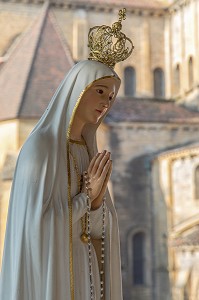 VIERGE EN PRIERE, PARC DES CHAPELAINS DERRIERE LE CHEVET DE LA BASILIQUE, PARAY-LE-MONIAL (71), FRANCE 