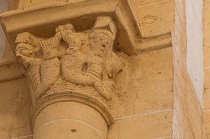 CHAPITEAUX SCULPTES, LES HOMMES SIRENE A LA BARBE, BASILIQUE DU SACRE COEUR ET CLOITRE, PARAY-LE-MONIAL (71), FRANCE 