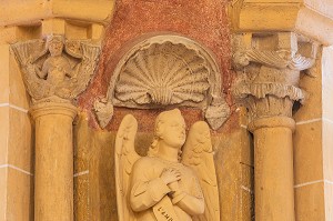 CHAPITEAUX SCULPTES (SIRENE ET FEUILLAGE) DE LA CHAPELLE RAYONNE, BASILIQUE DU SACRE COEUR ET CLOITRE, PARAY-LE-MONIAL (71), FRANCE 