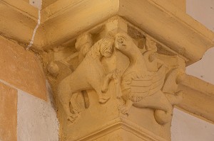 CHAPITEAUX SCULPTES, LION A LA CRINIERE ET OISEAU, BASILIQUE DU SACRE COEUR ET CLOITRE, PARAY-LE-MONIAL (71), FRANCE 