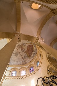 PLAFOND ET FRESQUES DU CHRIST EN MAJESTE SOUS LA VOUTE DU CHOEUR, BASILIQUE DU SACRE COEUR ET CLOITRE, PARAY-LE-MONIAL (71), FRANCE 