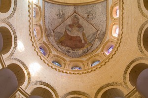 PLAFOND ET FRESQUES DU CHRIST EN MAJESTE SOUS LA VOUTE DU CHOEUR, BASILIQUE DU SACRE COEUR ET CLOITRE, PARAY-LE-MONIAL (71), FRANCE 