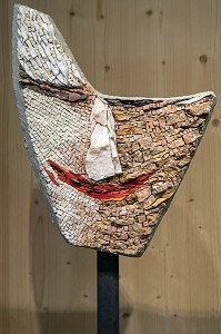 'MEDITATION' DE VERDIANO MARZI, MARBRE, ARDOISE ET PATE DE VERRE, MAISON CONTEMPORAINE DE LA MOSAIQUE 'M COMME MOSAIQUE', PARAY-LE-MONIAL (71), FRANCE 