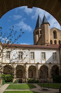 LE PUITS DANS LE JARDIN DU CLOITRE DE LA BASILIQUE DU SACRE COEUR, PARAY-LE-MONIAL (71), FRANCE 