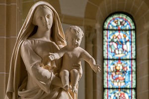 VIERGE A L'ENFANT, CHAPELLE RAYONNANTE AXIALE, BASILIQUE DU SACRE COEUR, PARAY-LE-MONIAL (71), FRANCE 