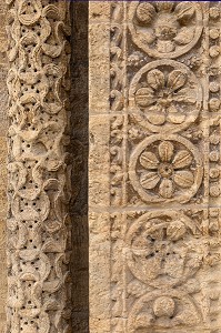 DETAIL D'ORNEMENT FLORAL SUR LES COLONNES DU PORTAIL OCCIDENTAL, BASILIQUE DU SACRE COEUR ET CLOITRE, PARAY-LE-MONIAL (71), FRANCE 