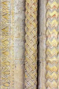DETAIL DES ORNEMENTS EN POLYCHROMIE, PORTAIL SUD, CLOITRE DU PRIEURE, ANCIENNE PRIEURALE NOTRE-DAME, BASILIQUE DU SACRE COEUR, PARAY-LE-MONIAL (71), FRANCE 