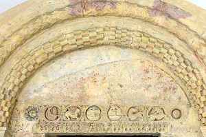 DETAIL DES ORNEMENTS DU LINTEAU SCULPTE EN POLYCHROMIE AVEC SES HUIT MEDAILLONS, PORTAIL SUD, CLOITRE DU PRIEURE, ANCIENNE PRIEURALE NOTRE-DAME, BASILIQUE DU SACRE COEUR, PARAY-LE-MONIAL (71), FRANCE 