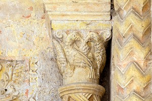 DETAIL DES ORNEMENTS DU CHAPITEAU AVEC LES OISEAUX EN POLYCHROMIE, PORTAIL SUD, CLOITRE DU PRIEURE, ANCIENNE PRIEURALE NOTRE-DAME, BASILIQUE DU SACRE COEUR, PARAY-LE-MONIAL (71), FRANCE 