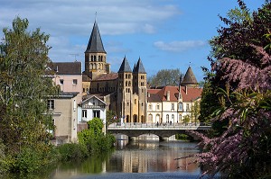 LES BORDS DE LA BOURBINCE AVEC LA BASILIQUE DU SACRE-COEUR EN REFLET SUR L'EAU, PARAY-LE-MONIAL (71), FRANCE 