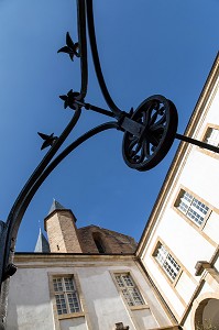 LE PUIT DANS LE JARDIN DU CLOITRE, ANCIENNE PRIEURALE NOTRE-DAME, BASILIQUE DU SACRE COEUR, PARAY-LE-MONIAL (71), FRANCE 