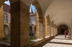 DEAMBULATOIRE DU CLOITRE, ANCIENNE PRIEURALE NOTRE-DAME, BASILIQUE DU SACRE COEUR, PARAY-LE-MONIAL (71), FRANCE 