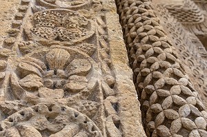 DETAIL D'ORNEMENT FLORAL SUR LES COLONNES DU PORTAIL OCCIDENTAL, BASILIQUE DU SACRE COEUR ET CLOITRE, PARAY-LE-MONIAL (71), FRANCE 