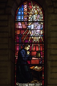 VITRAIL DE SAINT CLAUDE DE LA COLOMBIERE (1641-1682) REPRESENTE EN PRISON LORS DE SA MISSION EN ANGLETERRE, PRETRE JESUITE ET ECRIVAIN SPIRITUEL CANONISE EN 1992, CHAPELLE JESUITE DE LA COLOMBIERE, PARAY-LE-MONIAL (71), FRANCE 