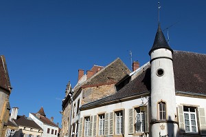 MAISON A TOURELLE, PLACE DE L'HOTEL DE VILLE, PARAY-LE-MONIAL (71), FRANCE 