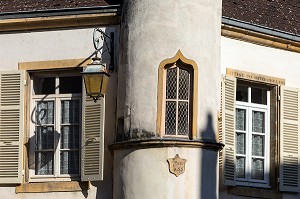 FENETRE GOTHIQUE ET INSCRIPTION DANS LA PIERRE (L'ATTENTE DES LUSTRES, C'EST LIESSE), MAISON A TOURELLE, PLACE DE L'HOTEL DE VILLE, PARAY-LE-MONIAL (71), FRANCE 