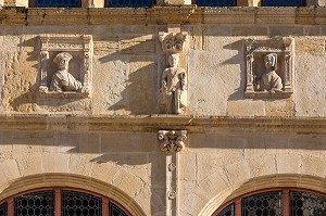 PIERRE JAYET ET SON EPOUSE, RICHE COMMERCANT DRAPIER, FACADE DE L'HOTEL DE VILLE, ANCIENNE MAISON DE PIERRE JAYET, STYLE RENAISSANCE DU XVI EME SIECLE, PARAY-LE-MONIAL (71), FRANCE 