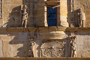 DETAIL DE LA FACADE DE L'HOTEL DE VILLE AVEC LA QUEUE DE PAON SYMBOLE DE LA VILLE ET JEANNE D'ARC, ANCIENNE MAISON DE PIERRE JAYET, STYLE RENAISSANCE DU XVI EME SIECLE, PARAY-LE-MONIAL (71), FRANCE 