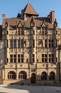 FACADE DE L'HOTEL DE VILLE, ANCIENNE MAISON DE PIERRE JAYET, STYLE RENAISSANCE DU XVI EME SIECLE, PARAY-LE-MONIAL (71), FRANCE 