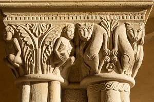 CHAPITEAUX ORNES DE PERSONNAGES SQUELETTIQUES ET DE DRAGONS DU PORCHE D'ENTREE, NARTHEX DE LA BASILIQUE DU SACRE COEUR, PARAY-LE-MONIAL (71), FRANCE 