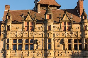FACADE DE L'HOTEL DE VILLE, ANCIENNE MAISON DE PIERRE JAYET, STYLE RENAISSANCE DU XVI EME SIECLE, PARAY-LE-MONIAL (71), FRANCE 