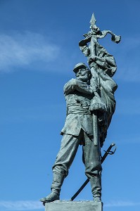 SOLDAT DE LA GUERRE DE 1870; MONUMENT AUX MORTS, PARAY-LE-MONIAL (71), FRANCE 