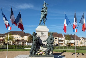 SOLDAT DE LA GUERRE DE 1870; MONUMENT AUX MORTS, PARAY-LE-MONIAL (71), FRANCE 