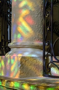 REFLET DES VITRAUX SUR UN PILIER DU DEAMBULATOIRE, BASILIQUE DU SACRE COEUR, PARAY-LE-MONIAL (71), FRANCE 