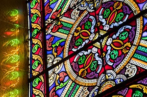 DETAIL DES LUMIERES D'UN VITRAIL CHAPELLE RAYONNANTE DE LA BASILIQUE DU SACRE COEUR, PARAY-LE-MONIAL (71), FRANCE 