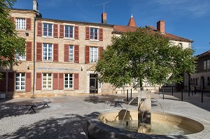 PLACE LAMARTINE, PARAY-LE-MONIAL (71), FRANCE 