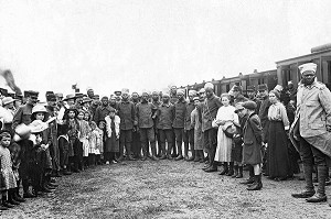 SOLDATS TIRAILLEURS SENEGALAIS DEVANT LE TRAIN A LA GARE PENDANT LA PREMIERE GUERRE MONDIALE, CARTE POSTALE ANCIENNE, PARAY-LE-MONIAL (71), FRANCE 