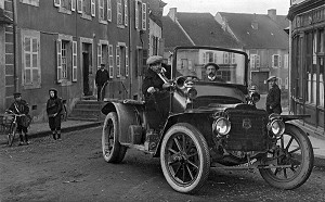 VOITURE CLAUDE BAILLY, RUE DE LA REPUBLIQUE, CARTE POSTALE ANCIENNE, PARAY-LE-MONIAL (71), FRANCE 