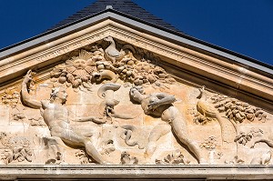 TYMPAN DU FRONTON EVOQUANT LA LUXURE AVEC LA CORNE D'ABONDANCE, CHATEAU DE PINTERVILLE (27), FRANCE 