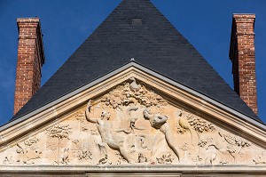 TYMPAN DU FRONTON EVOQUANT LA LUXURE AVEC LA CORNE D'ABONDANCE, CHATEAU DE PINTERVILLE (27), FRANCE 