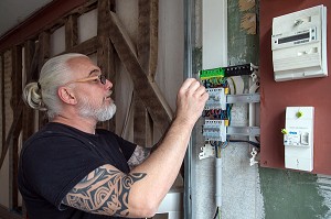 OUVRIER POUR L'INSTALLATION D'UN TABLEAU ELECTRIQUE, TRAVAUX D'AMENAGEMENT INTERIEUR 