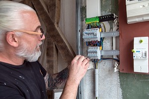 OUVRIER POUR L'INSTALLATION D'UN TABLEAU ELECTRIQUE, TRAVAUX D'AMENAGEMENT INTERIEUR 