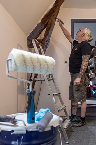 OUVRIER EN BATIMENT SUR UN CHANTIER DE PEINTURE, TRAVAUX D'AMENAGEMENT INTERIEUR, RENOVATION D'UNE MAISON 