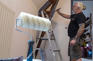 OUVRIER EN BATIMENT SUR UN CHANTIER DE PEINTURE, TRAVAUX D'AMENAGEMENT INTERIEUR, RENOVATION D'UNE MAISON 