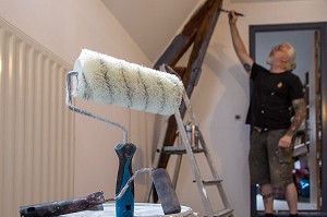 OUVRIER EN BATIMENT SUR UN CHANTIER DE PEINTURE, TRAVAUX D'AMENAGEMENT INTERIEUR, RENOVATION D'UNE MAISON 