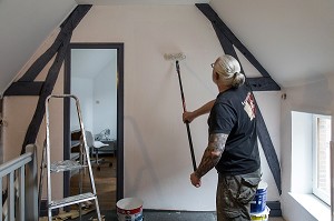 OUVRIER EN BATIMENT SUR UN CHANTIER DE PEINTURE, TRAVAUX D'AMENAGEMENT INTERIEUR, RENOVATION D'UNE MAISON 