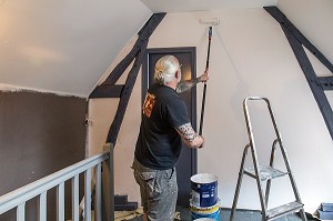 OUVRIER EN BATIMENT SUR UN CHANTIER DE PEINTURE, TRAVAUX D'AMENAGEMENT INTERIEUR, RENOVATION D'UNE MAISON 
