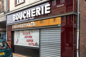 BOUCHERIE CHARCUTERIE FERMEE, COMMERCES FERMES EN CENTRE-VILLE DE RUGLES (27), FRANCE 