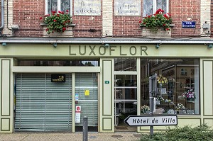 BOUCHERIE CHARCUTERIE FERMEE, COMMERCES FERMES EN CENTRE-VILLE DE RUGLES (27), FRANCE 