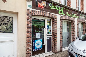 MAGASIN DE PRODUITS DE PROXIMITE FERME ET A VENDRE, COMMERCES FERMES EN CENTRE-VILLE DE RUGLES (27), FRANCE