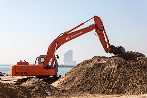 GRUE POUR TRAVAUX D'AMENAGEMENT DE LA PLAGE ET LA MARINA, PASSEIG MARITIM DE LA BARCELONETA, BARCELONE, CATALOGNE, ESPAGNE 