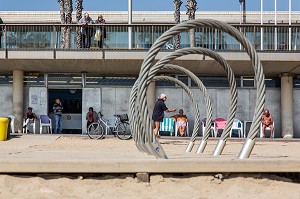 SCENE DE VIE SUR LA PLAGE, PASSEIG MARITIM DE LA BARCELONETA, BARCELONE, CATALOGNE, ESPAGNE 